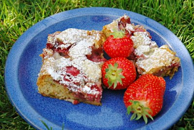 Nachgemacht: Blondies mit Erdbeeren und Pistazien