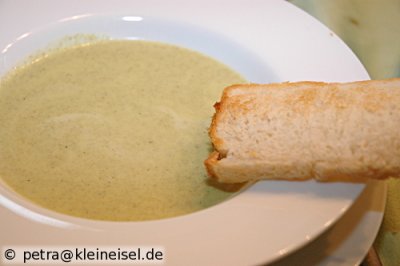 Sauerampfersüppchen mit selbstgebackenem Toast