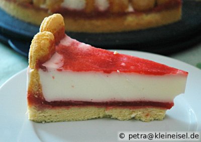 Sommerliche Erdbeer-Buttermilch-Torte