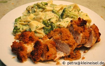 Hähnchenfilet mit Parmesankruste und Bandnudeln