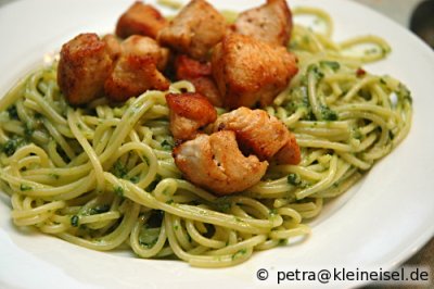 Spaghetti mit Bärlauchpesto und Hähnchen