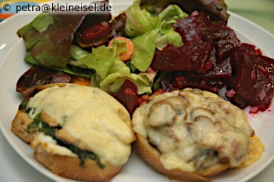 Kleine Vorspeise: Zweierlei Crostini mit Salat