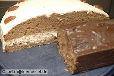 Kürbiskuchen mit Frosting und Pecannüssen auf zwei verschiedene Arten