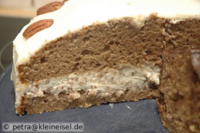 Kürbiskuchen mit Frosting und Pecannüssen auf zwei verschiedene Arten