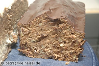 Kürbiskuchen mit Frosting und Pecannüssen auf zwei verschiedene Arten