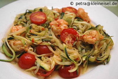 Zucchini-Nudeln mit Garnelen und Tomaten