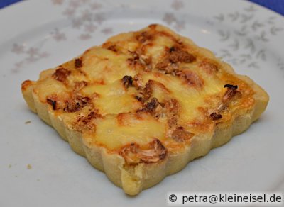 Zwiebelkuchen und Tarte mit geröstetem Blumenkohl